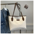 Beige shopper met pied-de-poule patroon en bruine leren handvatten in een modieus design - Zonder Hanger / koffiekleur