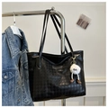 Zwarte houndstooth draagtas met lange schouderbanden en een pluche pop hanger - Met Hanger / Zwart