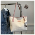 Borsa tote in tela pied-de-poule rosa e bianca con manici in pelle e charm di peluche - Rosa (Con Ciondolo)