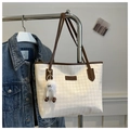 Borsa tote pied-de-poule crema con manici marrone scuro e ciondolo mostro di peluche - Caffè Con Pendente A Coniglio