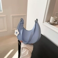Bolso de hombro media luna azul cielo con colgante de flor y correa ancha moderna - Azul
