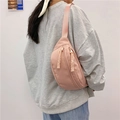 Sac banane rose en toile avec sangle réglable et fermeture éclair décorative sur modèle - Rose