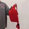 Détail du sac banane en toile rouge avec zips tressés et sangle à boucle en plastique - Rouge