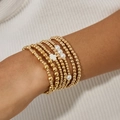 Ensemble de bracelets dorés empilables avec perles blanches et pendentif croix - Ensemble 7 Pièces Or (6442)