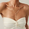 Collier multi-rangs doré avec perles d'imitation et pendentif croix sur un mannequin - Style Médaille Croix Perle (06450) / Or-06450