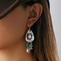 Western stijl oorbellen met cowboyhoed, cactus hanger en blauwe steen op model - Cowboyhoed Cactus Waterdruppel Stijl (03701) / Antiek Zilver
