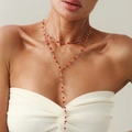 Collana a Y dorata con ciondolo a ciliegia e cristalli indossata dalla modella - Stile Lunga Ciliegia con Perline (06448) / Oro-06448