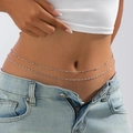Détail de la chaîne de taille argentée à double rangée sur un jean pour femmes - Chaîne de Taille Double Couche Torsadée avec Perles Argent (06385)