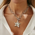 Zilverkleurige ketting met gekreukelde sterhanger en knebelsluiting bij een model - Ster Stijl (7405) / Zilver