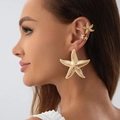 Goldenes Seestern-Ohrring-Set mit strukturiertem Seestern-Ear-Cuff und Steckern am Model - Seestern Kollektion (6460) / Silber