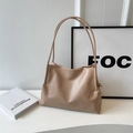 Bolso tote minimalista beige en cuero sintético con elegante detalle de nudo lateral - Caqui
