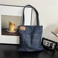Retro-Dunkelblaue Denim-Tragetasche mit orangen Nähten und braunem Patch im Vintage-Stil - Blau