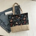 Bolso tote tejido negro con motivos de mariposas coloridas y asas de lona beige - Negro
