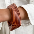 Bracciale rigido quadrato irregolare in legno con motivo a strisce in stile minimalista - Legno a Strisce Marrone Chiaro (0116)