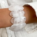 Dettaglio ravvicinato dell'ampio bracciale in resina con motivo marmo bianco al polso - Marmo Bianco Trasparente (0119)