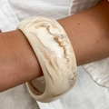 Detail eines breiten Harzarmbands mit Marmortextur in Creme und Braun am Arm - Cremeweißer Marmorstruktur-Stil (0080)
