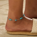 Bracelet de cheville bohème en argent avec perles turquoise sur fond de plage - Chevillère en Perles de Turquoise (0010)