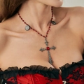 Collana gotica di perline rosse con pendente a croce in argento antico indossata da una modella - Collana con Croce in Perline Rosse (07382)
