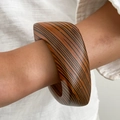 Unregelmäßiger gestreifter Harz-Armreif mit Holzmaserung im minimalistischen Design - Tan Gestreifter Irregulärer Stil(0116)