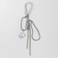 Detalle de llavero plateado con perla barroca y cadenas largas de borlas brillantes - Blanco K-00303