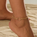 Chevillère multicouche dorée minimaliste avec anneau portée sur la plage - Chevillère à Trois Couches Cercle Dorée (0158)