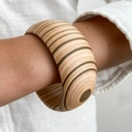 Schicker breiter unregelmäßiger Naturholz-Armreif mit markanter Maserung am Modell - Natürliche Ring Holzmaserung (0115)