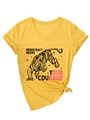 Dettaglio maglietta gialla con scollo a V, stampa a tigre e testo Democracy Needs Your Courage - S / Giallo (Stampa Nera)