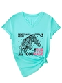 Dettaglio della t-shirt verde acqua con scollo a V e orlo annodato lateralmente alla moda - S / Blu Acqua Profonda (Stampa Nera)