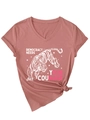 Dettaglio della maglietta con scollo a V, grafica a tigre e testo Democracy Needs Your Courage - Oro Rosa (Stampa Bianca)