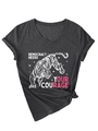 Dettaglio della maglietta grigia con scollo a V, stampa tigre e slogan Democracy needs - Grigio Melange (Stampa Bianca)