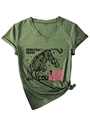Dettaglio della t-shirt verde militare con scollo a V, grafica tigre e slogan - Verde Oliva (Stampa Nera)