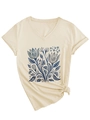 Dettaglio di una maglietta beige con scollo a V, stampa floreale blu e nodo laterale - S / Sabbia(3812)