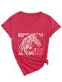 Dettaglio macro della t-shirt rossa con scollo a V, stampa tigre e orlo annodato - Rosso (Stampa Bianca)