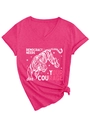 Dettaglio maglietta rosa con scollo a V, stampa tigre bianca e scritta Democracy Needs Your Courage - Rosso Rosa (Stampa Bianca)