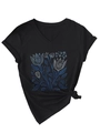 Dettaglio di una t-shirt nera con scollo a V, stampa floreale blu e nodo laterale alla moda - Nero(3812)