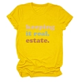 Dettaglio maglietta gialla girocollo con scritta sfumata Keeping It Real Estate e maniche rimboccate - Giallo