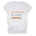 Dettaglio della stampa keeping it real estate su t-shirt bianca in cotone girocollo - Bianco