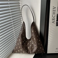 Borsa tote in pelle marrone scuro con borchie dorate in stile bohémien - Marrone