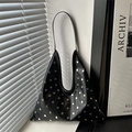 Borsa hobo minimalista in pelle nera con borchie dorate e tracolla sottile - Nero