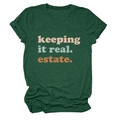 Dettaglio in piano della T-shirt girocollo verde scuro con scritta 'keeping it real estate' - Verde Vintage