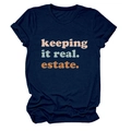 Dettaglio della t-shirt in cotone blu navy con scritta artistica keeping it real estate - Blu Notte