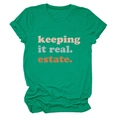 Dettaglio di una t-shirt verde in cotone a girocollo con stampa keeping it real estate - Verde Scuro