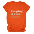 Dettaglio dello slogan keeping it real estate su maglietta arancione a girocollo - Arancione