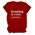 Dettaglio della maglietta rossa a girocollo con stampa di testo vintage keeping it real estate - Rosso