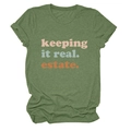Dettaglio della t-shirt verde mélange con scollo a giro e testo colorato Keeping It Real - verde oliva