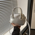 Zilverkleurige metalen mini-handtas met mode-logo en verstelbare riem voor dames - Zilver