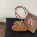 Borsa a tracolla a nuvola plissettata caramello con finitura opaca e cinturino - Marrone