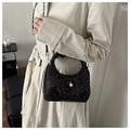 Détail du sac bandoulière noir à pois avec un nœud et une lanière à pendentif perle - Noir sans Pendentif