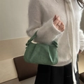Sac à main en daim vert plissé porté par un mannequin en pull blanc élégant et doux - Style de base / Vert