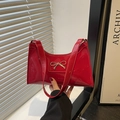 Bolso baguette de charol rojo con lazo de metal dorado y acabado brillante - Rojo